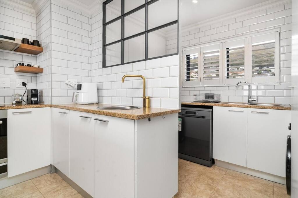 Styled Top Floor Apartment, With Back-Up Power ケープタウン エクステリア 写真