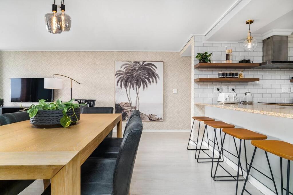 Styled Top Floor Apartment, With Back-Up Power ケープタウン エクステリア 写真