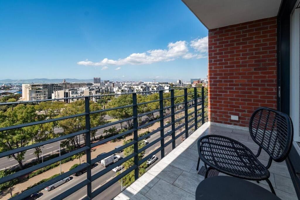 Styled Top Floor Apartment, With Back-Up Power ケープタウン エクステリア 写真
