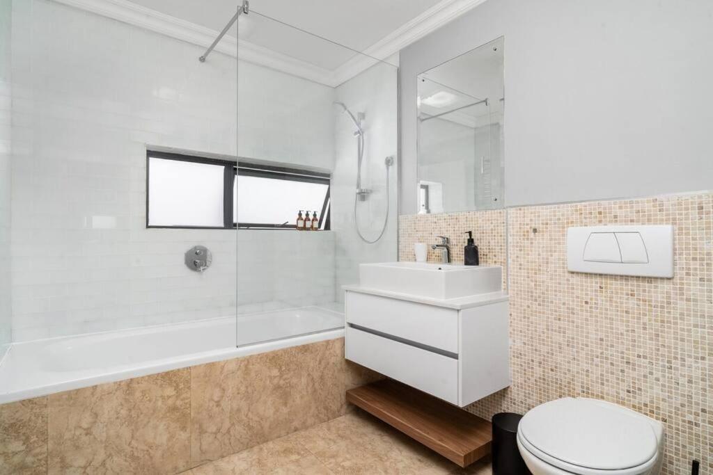 Styled Top Floor Apartment, With Back-Up Power ケープタウン エクステリア 写真